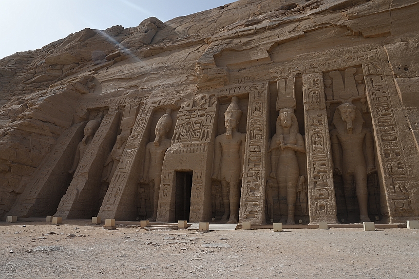 29 MAK_6586.jpg - La facciata, larga 28 metri e alta 12 metri, è ornata da sei statue alte 10 metri, le statue raffigurano quattro volte Ramses e due Nefertari. Ai lati, in dimensioni minori, delle statue del faraone ci sono 
alcuni figli, mentre ai lati di Nefertari sono raffigurate alcune delle figlie. 